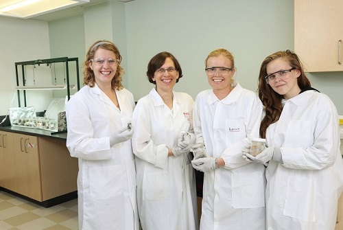  Dr. Linda Campbell and her students in the lab